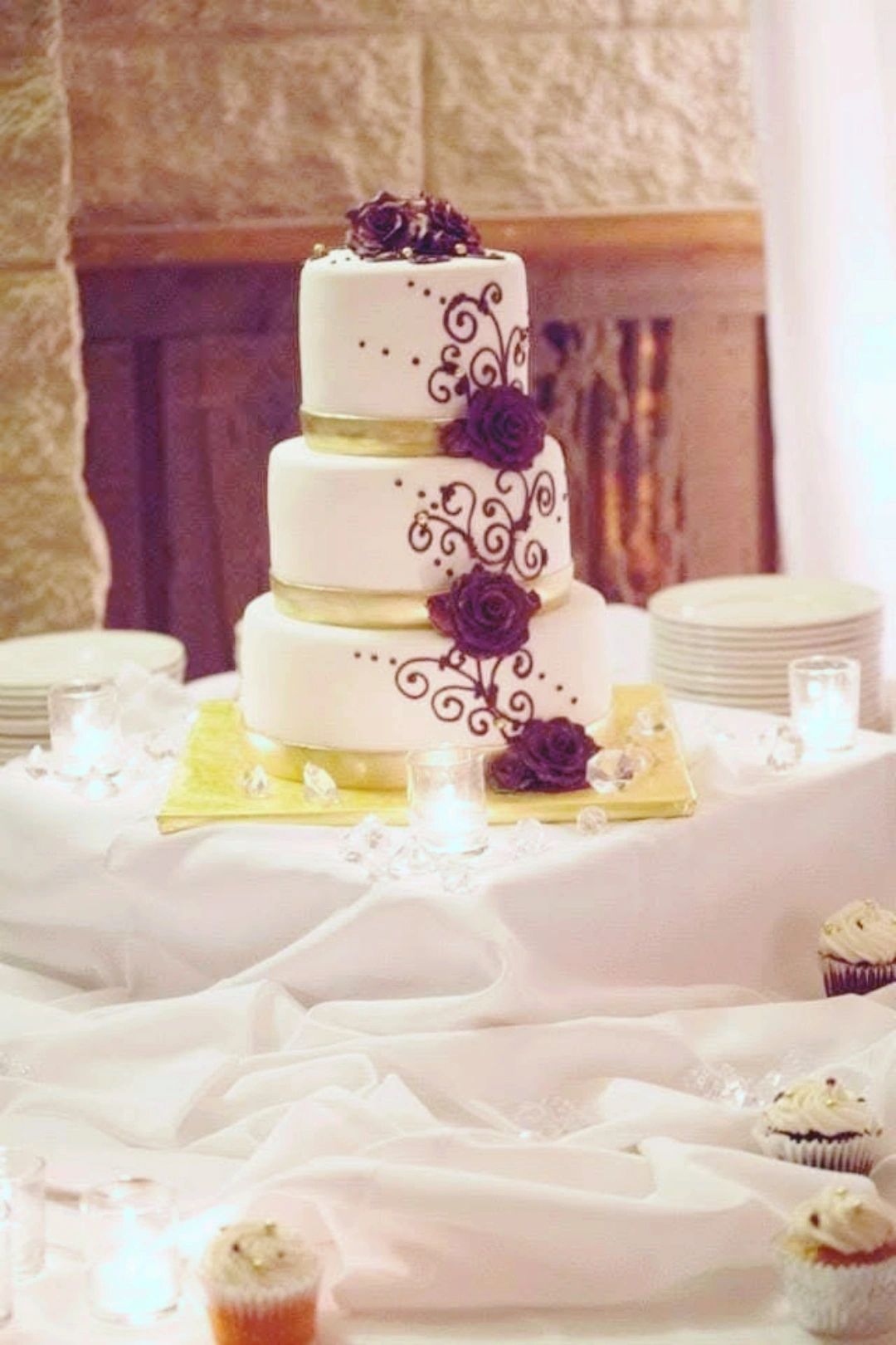 Elegant tiered wedding cake